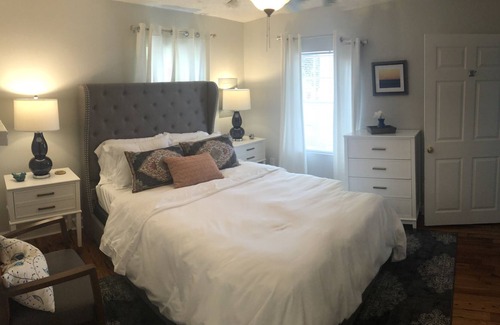 Uptown Historic District Cabaña | Adorable uptown cottage, just steps to shopping, parade routes, and much more!
