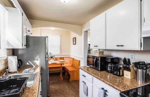West Irondequoit Casa | 👌Adorable within min of lake in quiet neighborhood