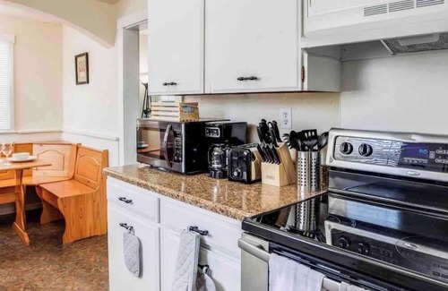 West Irondequoit Casa | 👌Adorable within min of lake in quiet neighborhood