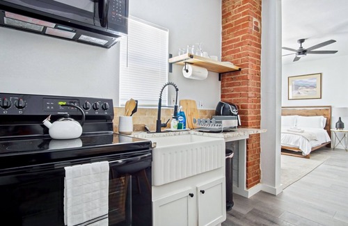 Central Oklahoma City Apartamento | Adorned Studio 3min-asian Dist Rain Shower