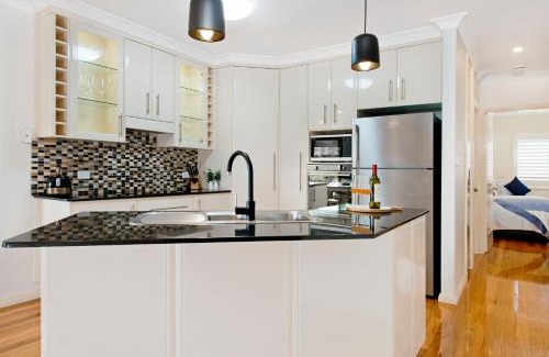 North Haven Apartamento | Adrift at Dolphin Cove Apt 5 - riverfront modern