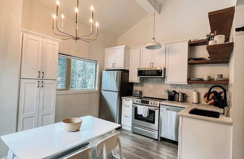 East Kootenay Condominio | Adventure Awaits: Cozy 2-Bedroom Loft Steps from Ski Lifts and Toby Creek