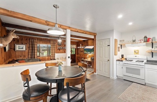 Beaver Dams Cabina | Adventure Basecamp! Cabin near all Attractions!