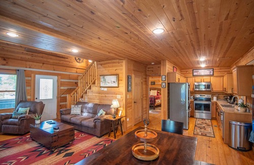 Jefferson Cabina | Adventure Cabin! Fire Pit, State Park, Fishing, Mtn Views, Hot Tub, WiFi