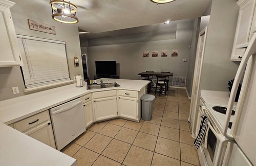 Spring Hill Casa | Adventure Coast: 4/2, Near Spring and Beach, Big Yard