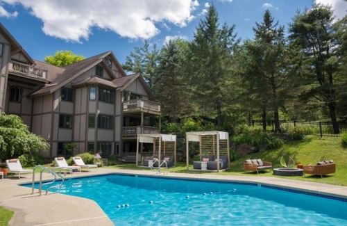 Stowe Area Hotel | Adventure & Relaxation at Field Guide Lodge | Walk to Downtown & Outdoor Trails