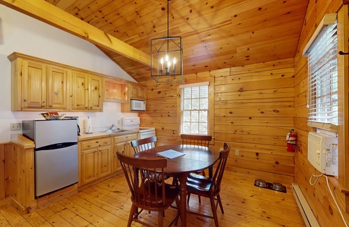 Northport Cabina | Adventure starts here in this dog-friendly cabin with kitchen, firepit & trails