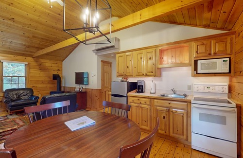 Northport Cabina | Adventure starts here in this dog-friendly cabin with kitchen, firepit & trails