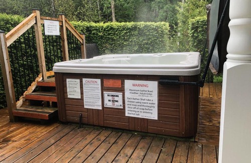 Tobermory Hotel | Adventure the Bruce Inn - Recently Renovated With Outdoor Hot Tub