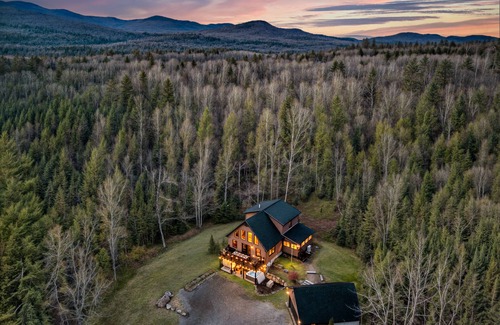 Sunday River Area Cabina | Adventure&Wellness ~Hot Tub ~Sauna ~Yoga+Weights ~Theater ~15min to Sunday River
