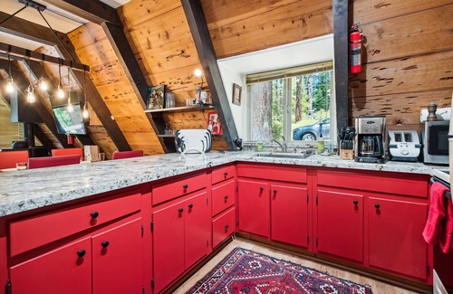 Tahoe City Cabina | Adventures of the A-frame- 3BR w/ Hot Tub, Backs to forest- Dogs OK!