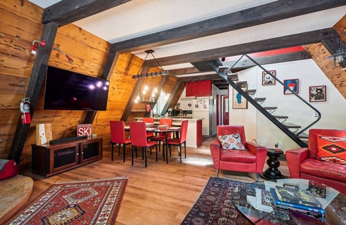 Tahoe City Cabina | Adventures of the A-frame- 3BR w/ Hot Tub, Backs to forest- Dogs OK!