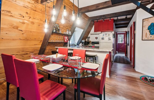 Tahoe City Cabina | Adventures of the A-frame- 3BR w/ Hot Tub, Backs to forest- Dogs OK!