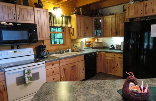Helmsburg Cabina | Adventurewood Luxury Log Cabin - Bañera de hidromasaje, chimenea, mesa de billar