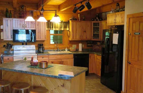 Helmsburg Cabina | Adventurewood Luxury Log Cabin - Bañera de hidromasaje, chimenea, mesa de billar