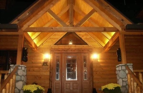 Helmsburg Cabina | Adventurewood Luxury Log Cabin - Bañera de hidromasaje, chimenea, mesa de billar