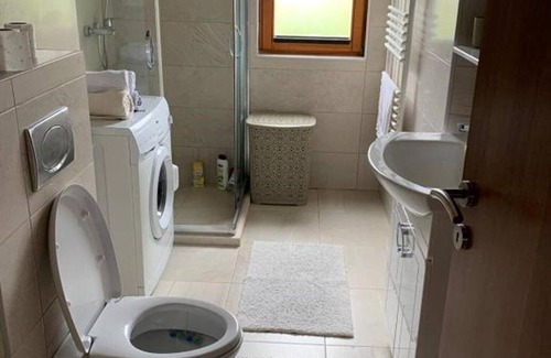 Novo Sarajevo Apartamento | Adžem's Modern Apartment Sarajevo - One Bedroom Apartment with Balcony