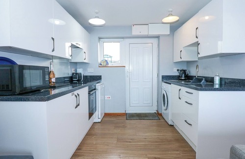 Llandanwg Cabaña | AEL Y DON, pet friendly, country holiday cottage in Llandanwg