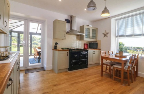 Garn Fadryn Casa | AEL Y FRON, pet friendly, character holiday cottage in Aberdaron