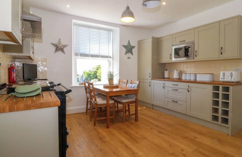 Garn Fadryn Casa | AEL Y FRON, pet friendly, character holiday cottage in Aberdaron