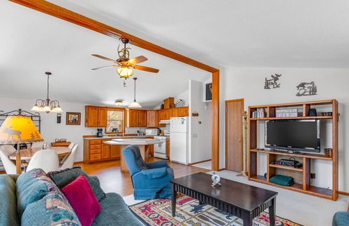 New Lisbon Cabina | Affable dog-friendly home with firepit, gas grill, deck, & W/D - child-friendly