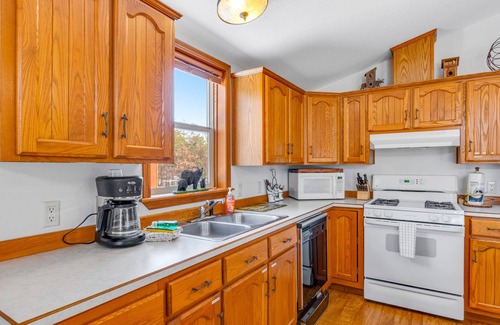New Lisbon Cabina | Affable dog-friendly home with firepit, gas grill, deck, & W/D - child-friendly