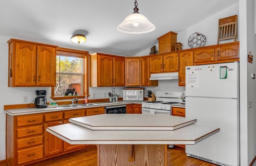New Lisbon Cabina | Affable dog-friendly home with firepit, gas grill, deck, & W/D - child-friendly