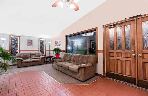 Summit Complejo | Affordability Meets Comfort in the Knights Inn Ashland! Pool, Pet-Friendly!