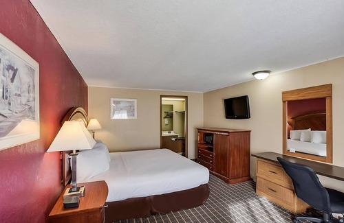 Summit Complejo | Affordability Meets Comfort in the Knights Inn Ashland! Pool, Pet-Friendly!