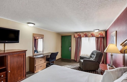 Summit Complejo | Affordability Meets Comfort in the Knights Inn Ashland! Pool, Pet-Friendly!