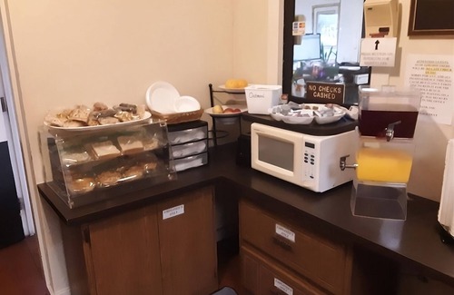Summit Complejo | Affordability Meets Comfort in the Knights Inn Ashland! Pool, Pet-Friendly!