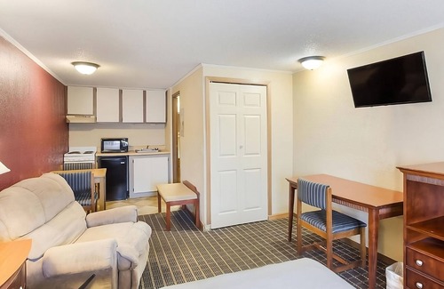 Summit Complejo | Affordability Meets Comfort in the Knights Inn Ashland! Pool, Pet-Friendly!