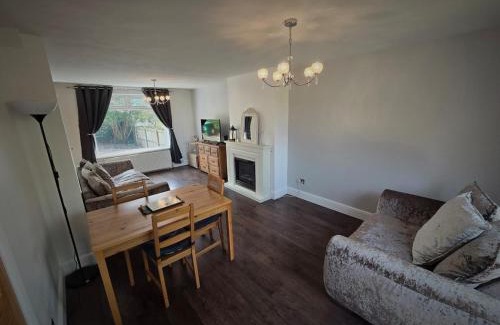 Newark upon Trent Casa | Affordable 3 Bedroom House,Sleeps 5,Free parking,close to City, Home from Home