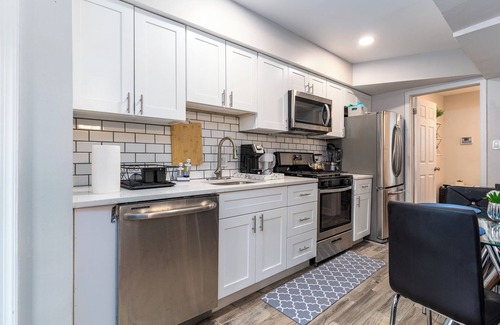 Kingman Park Condominio | Affordable and Comfortable Stay in DC with Dedicated Parking Space