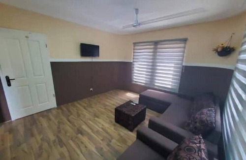 Weija Apartamento | Affordable Apartment with Living Room & Bathtub