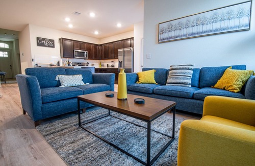 Manor Casa | Affordable Attractive Home Mins from Austin + Q2 Stadium