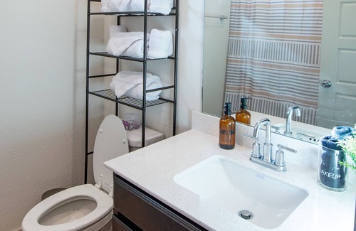 Manor Casa | Affordable Attractive Home Mins from Austin + Q2 Stadium