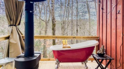 Cosby Casa | Affordable cabin that sleeps 8 K beds & fire pit