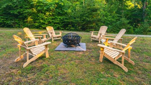 Cosby Casa | Affordable cabin that sleeps 8 K beds & fire pit