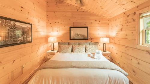 Cosby Casa | Affordable cabin that sleeps 8 K beds & fire pit