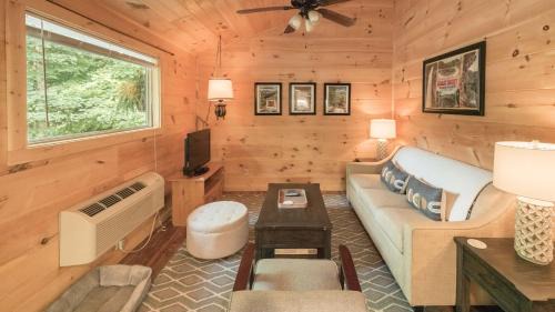 Cosby Casa | Affordable cabin that sleeps 8 K beds & fire pit