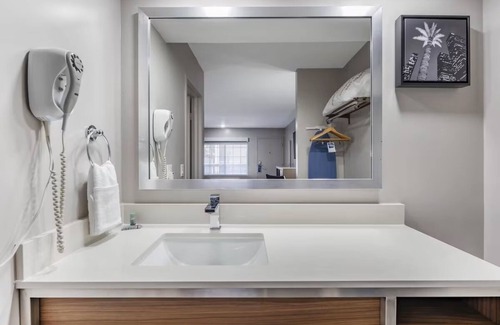 Inglewood Hotel | Affordable Comfort Near Top LA Beaches – Relax Post-Venice Boardwalk Stroll