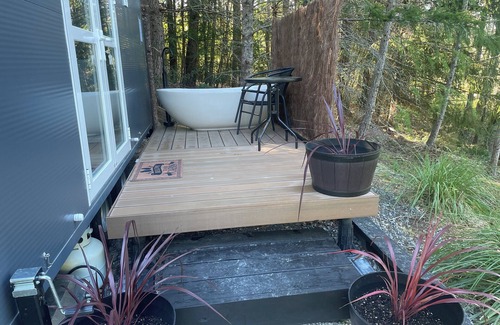 Hanmer Springs Cabina | Affordable & cosy alpine cabin - an ideal couples retreat with outdoor bath!