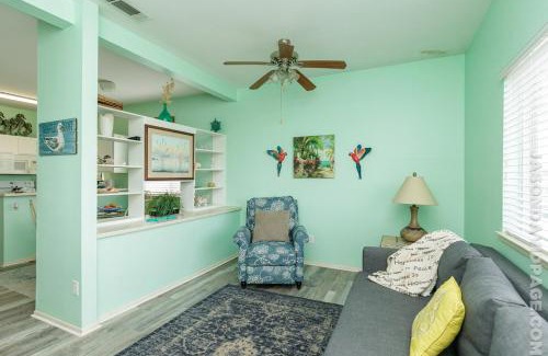 Corpus Christi Apartamento | Affordable family condo -walking distance to beach by Mustang Island, Sleeps Four, 2025 Traveler Award