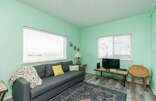 Corpus Christi Apartamento | Affordable family condo -walking distance to beach by Mustang Island, Sleeps Four, 2025 Traveler Award