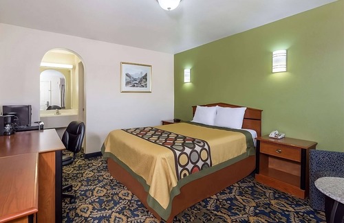 Austin Ave. Complejo | Affordable Getaway at Knights Inn Franklin Ave Waco! Pet-friendly, Free Parking