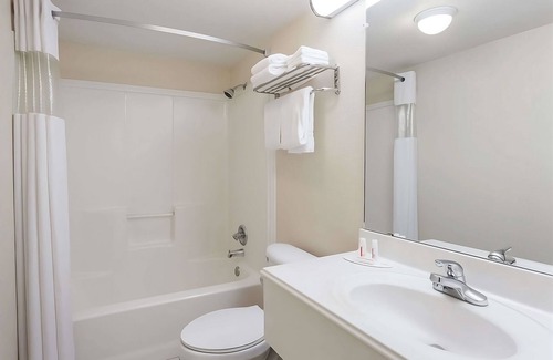 Austin Ave. Complejo | Affordable Getaway at Knights Inn Franklin Ave Waco! Pet-friendly, Free Parking