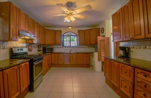 Cofresi Villa | Lujo asequible en 6 BR Villa de vacaciones caribeña con personal completo