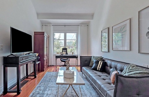 Toronto Casa | Affordable Luxury Modem Entire House in Toronto Centre Area