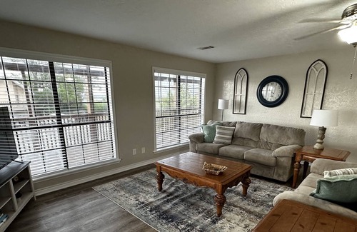 Lakeview  Jefferson County Casa | Affordable Luxury waterfront—Ideal work oasis central to SETX refineries!